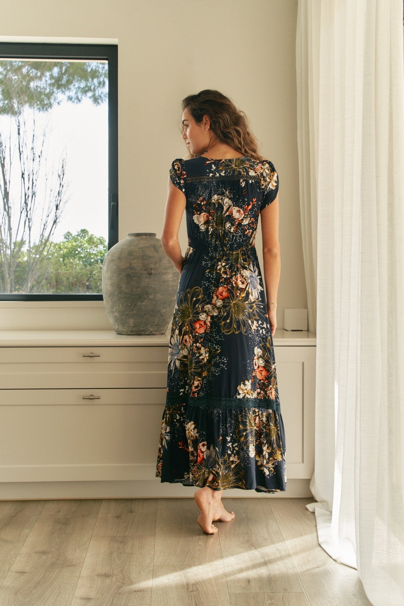 Langes Blumenkleid mit V - Ausschnitt und Schlitz - Blossom Hair & Fashion