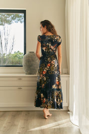 Langes Blumenkleid mit V - Ausschnitt und Schlitz - Blossom Hair & Fashion