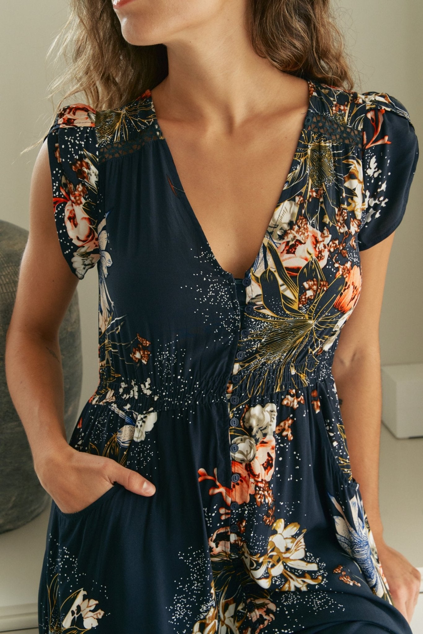 Langes Blumenkleid mit V - Ausschnitt und Schlitz - Blossom Hair & Fashion