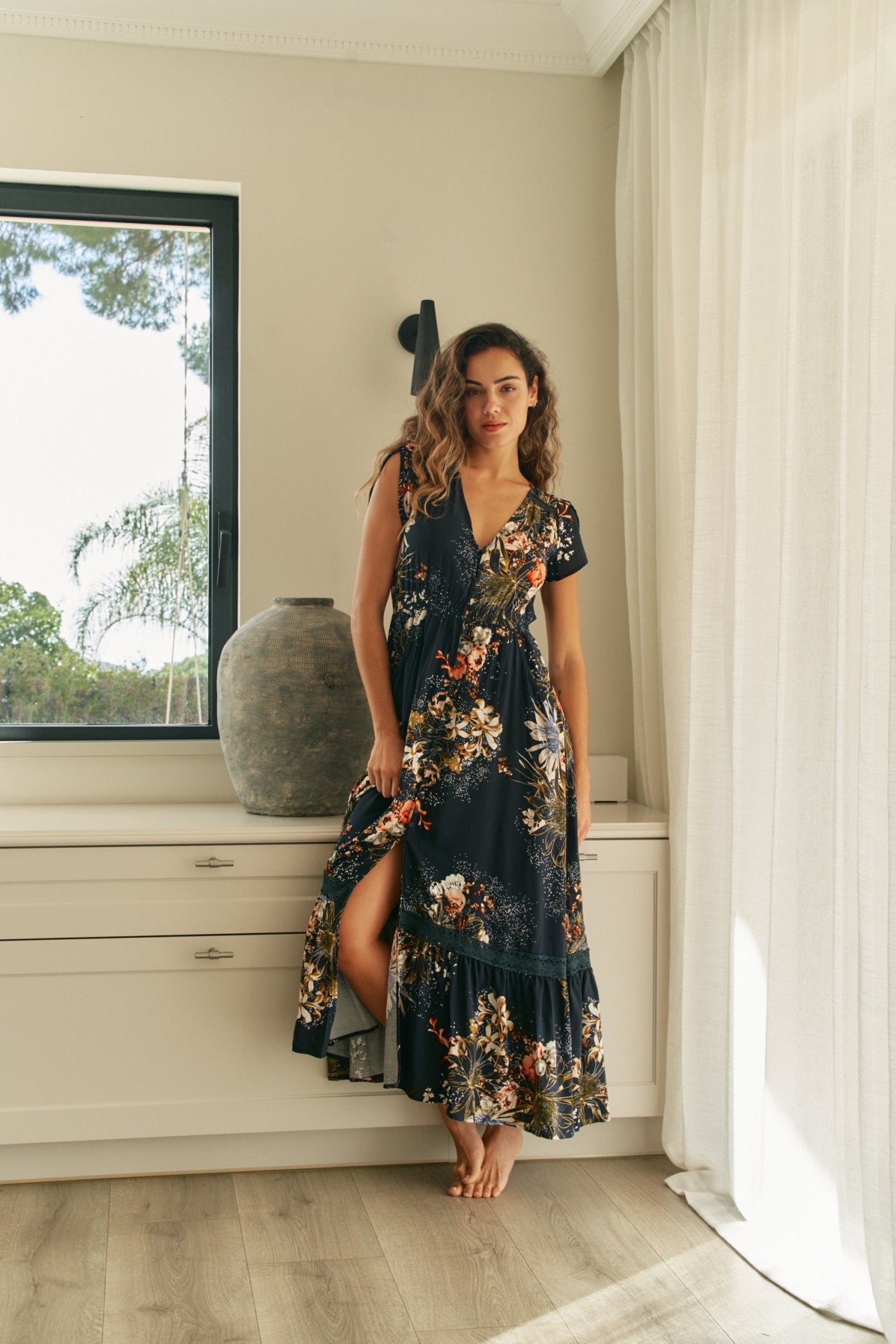 Langes Blumenkleid mit V - Ausschnitt und Schlitz - Blossom Hair & Fashion