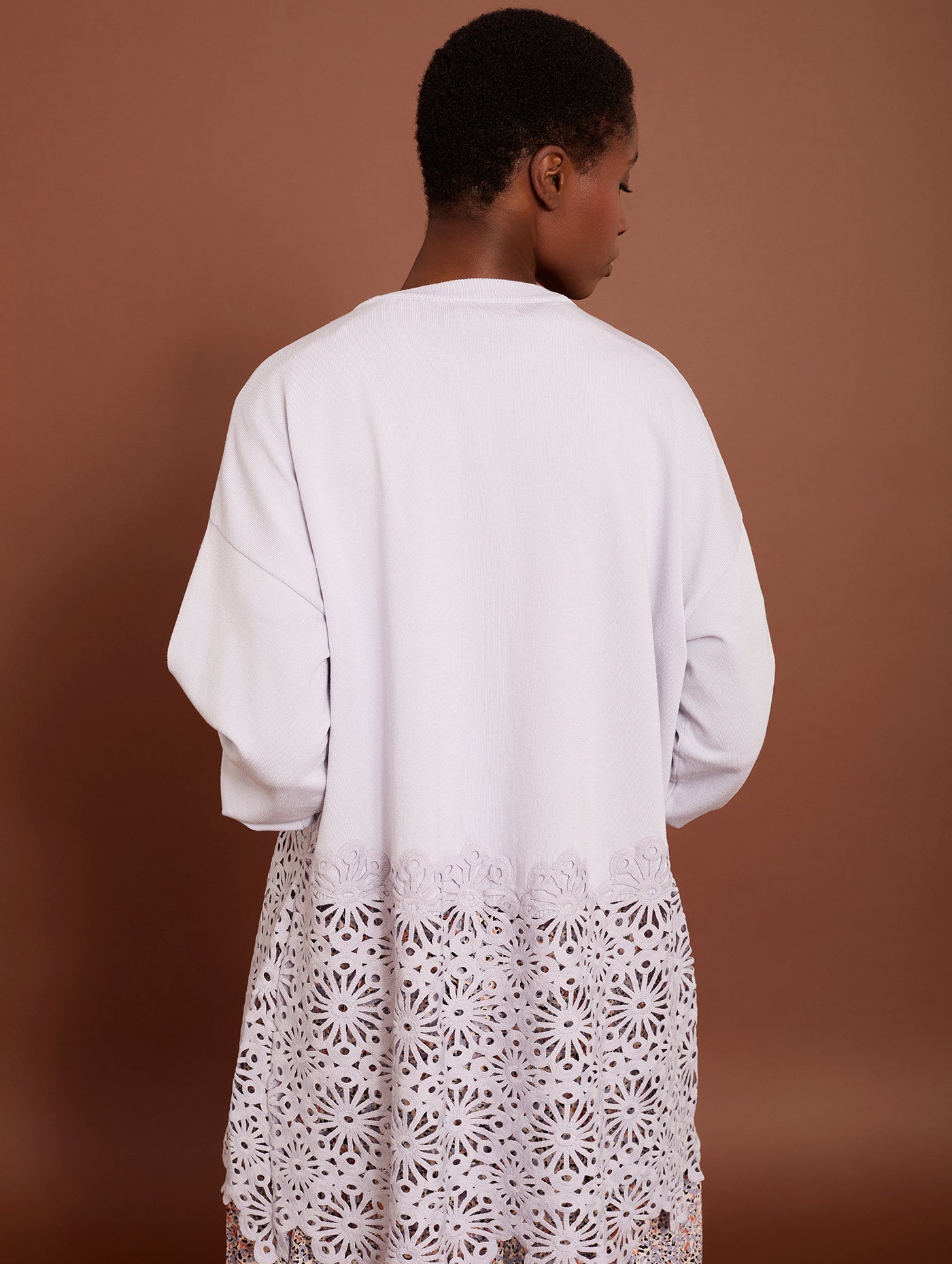Lavendelfarbener Pullover mit Cut - Out Spitze - Blossom Hair & Fashion