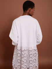 Lavendelfarbener Pullover mit Cut - Out Spitze - Blossom Hair & Fashion