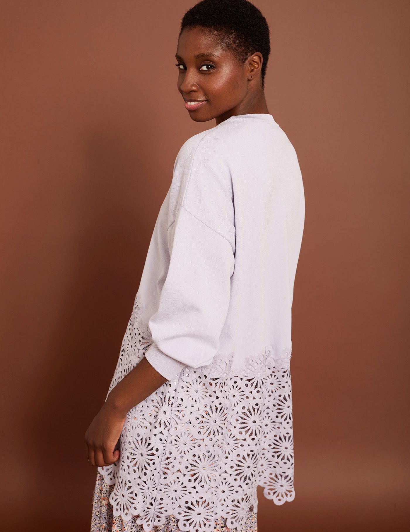 Lavendelfarbener Pullover mit Cut - Out Spitze - Blossom Hair & Fashion