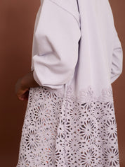 Lavendelfarbener Pullover mit Cut - Out Spitze - Blossom Hair & Fashion