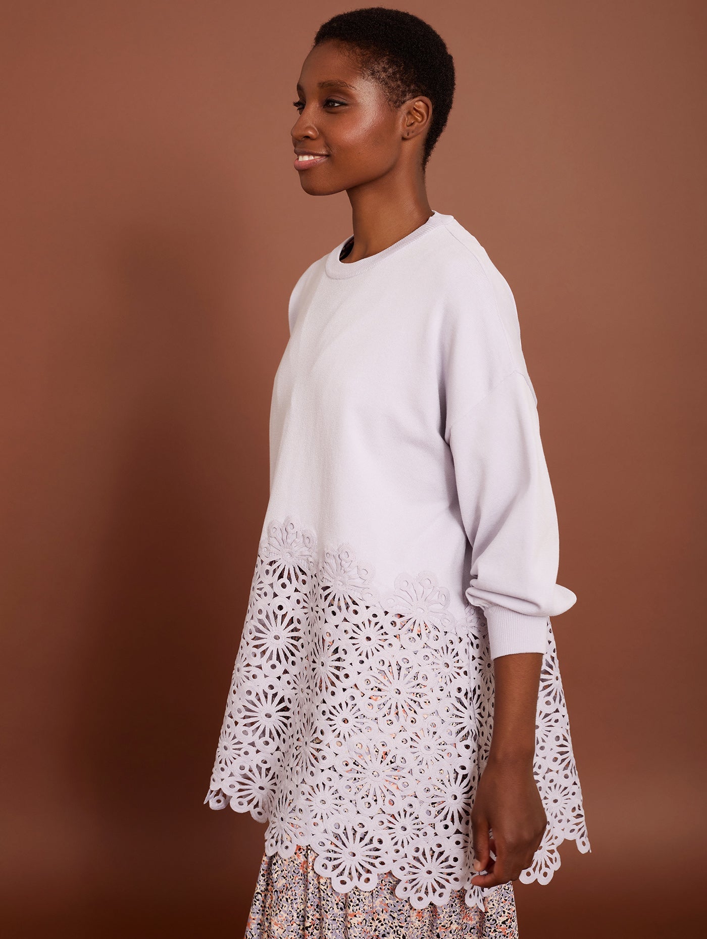 Lavendelfarbener Pullover mit Cut - Out Spitze - Blossom Hair & Fashion