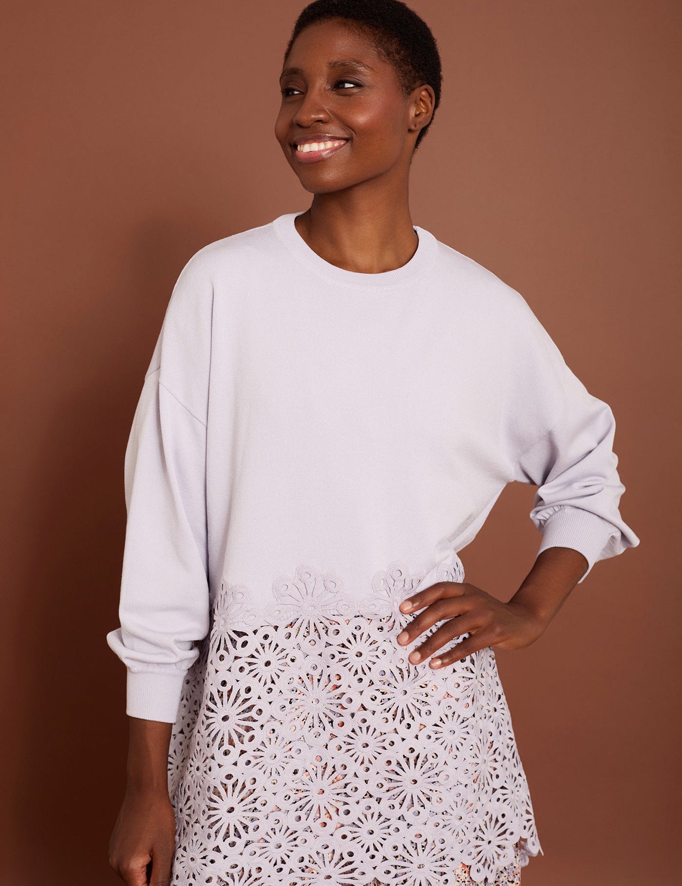 Lavendelfarbener Pullover mit Cut - Out Spitze - Blossom Hair & Fashion