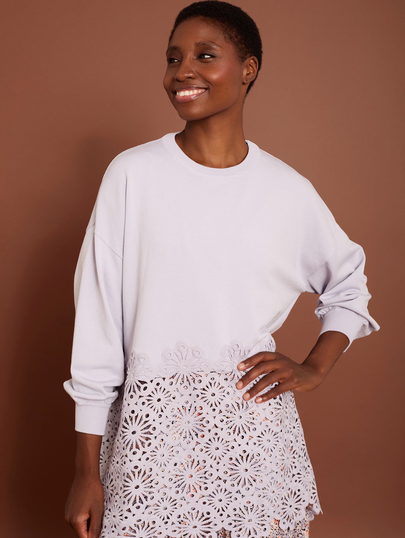 Lavendelfarbener Pullover mit Cut - Out Spitze - Blossom Hair & Fashion