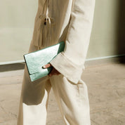 Leder Clutch in Metallic Grün mit Klappe - Blossom Hair & Fashion