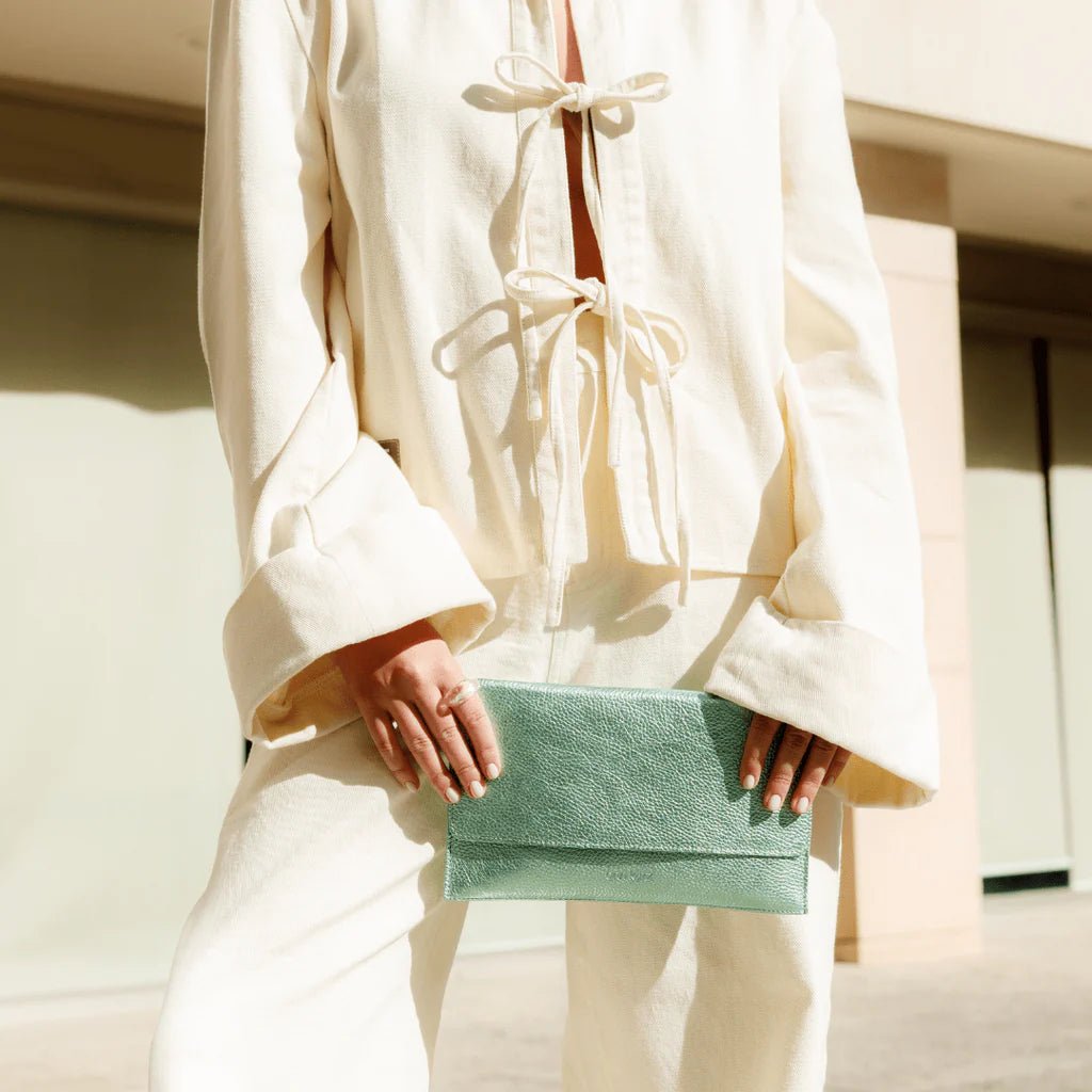 Leder Clutch in Metallic Grün mit Klappe - Blossom Hair & Fashion