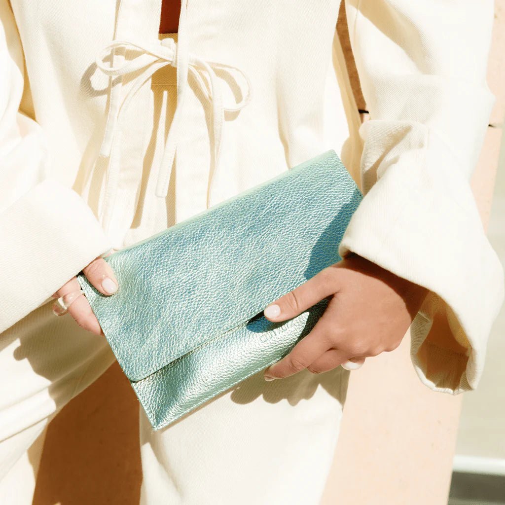 Leder Clutch in Metallic Grün mit Klappe - Blossom Hair & Fashion