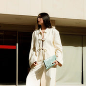 Leder Clutch in Metallic Grün mit Klappe - Blossom Hair & Fashion