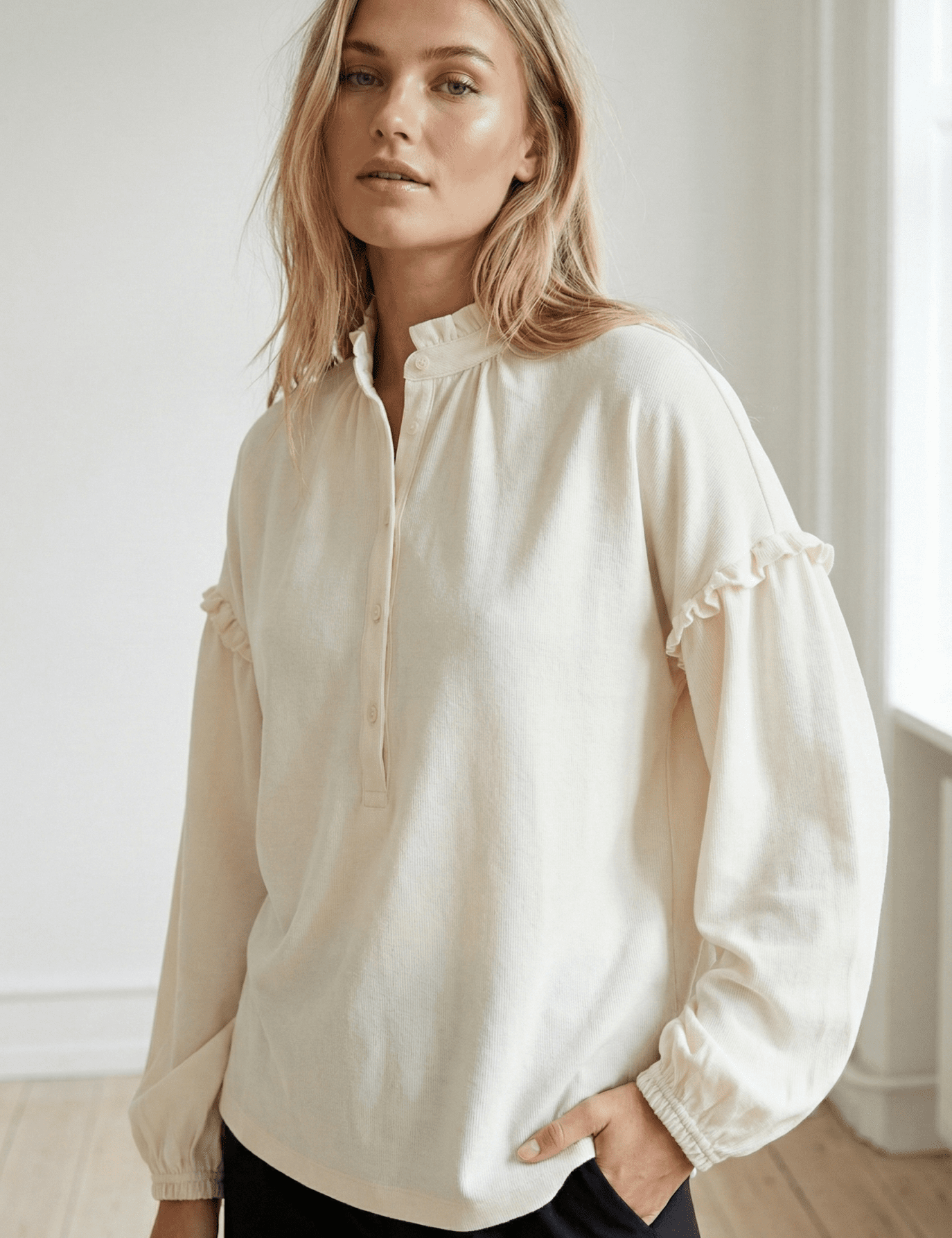 Loose Fit Bluse mit Rüschen - Details in Creme - Blossom Hair & Fashion