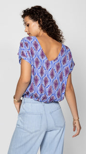 Luftige Sommerbluse mit Federprint und Rückendetail - Blossom Hair & Fashion