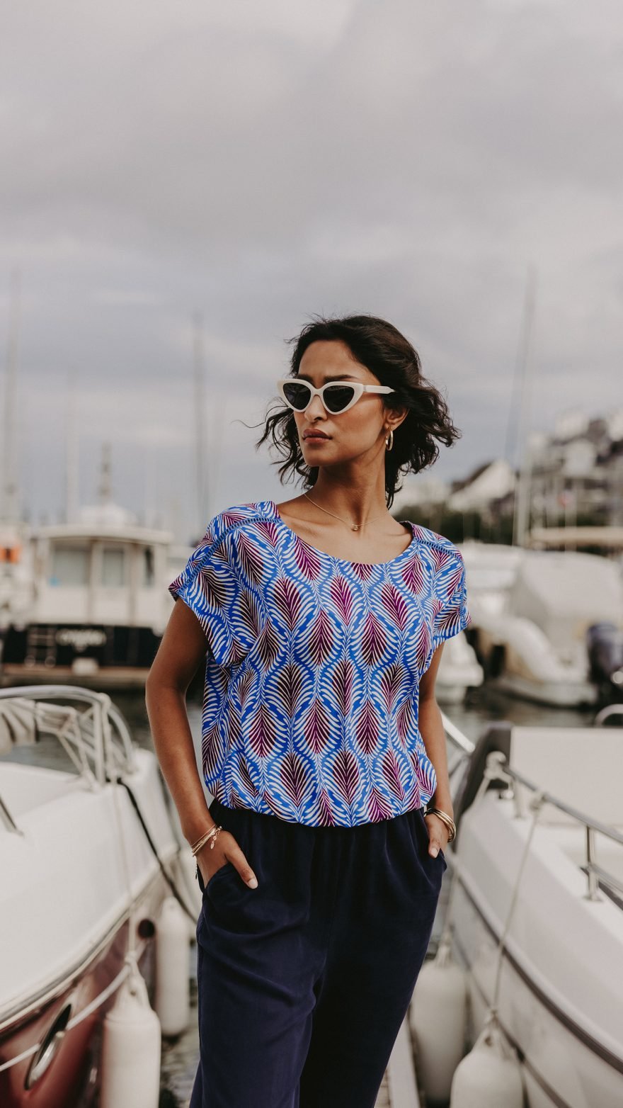 Luftige Sommerbluse mit Federprint und Rückendetail - Blossom Hair & Fashion