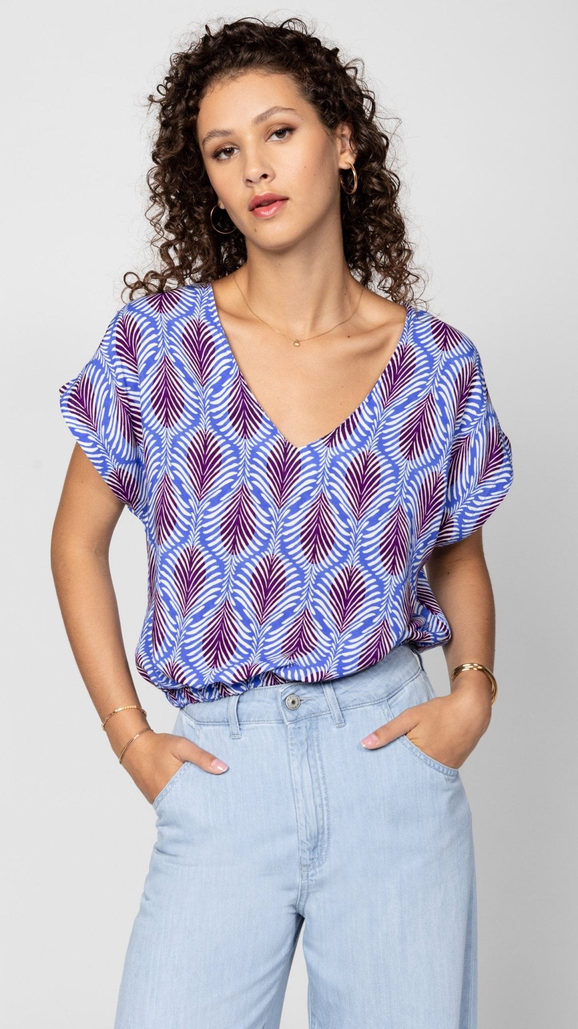 Luftige Sommerbluse mit Federprint und Rückendetail - Blossom Hair & Fashion