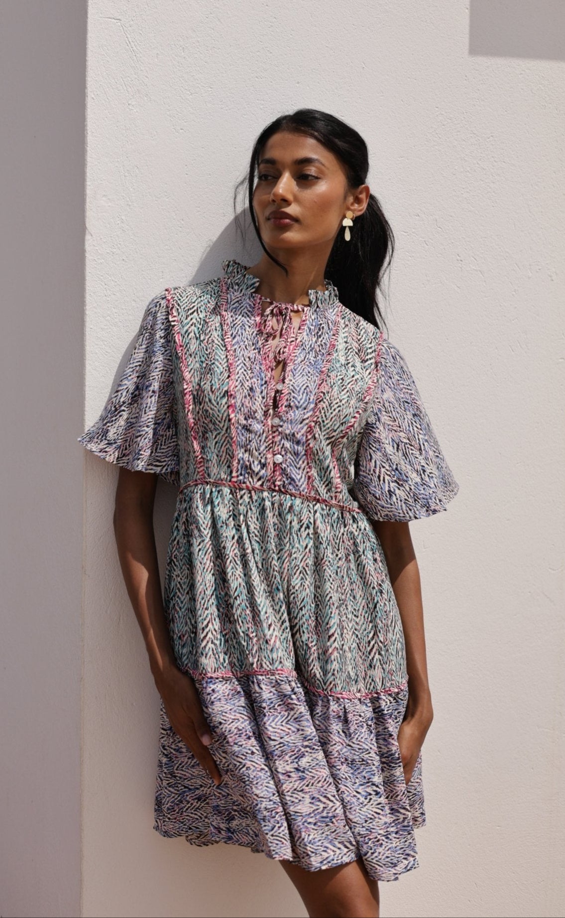 Luftiges Damen Midikleid mit Muster und Volantärmeln - Blossom Hair & Fashion
