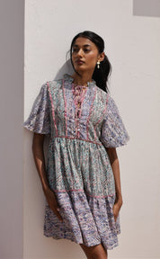 Luftiges Damen Midikleid mit Muster und Volantärmeln - Blossom Hair & Fashion