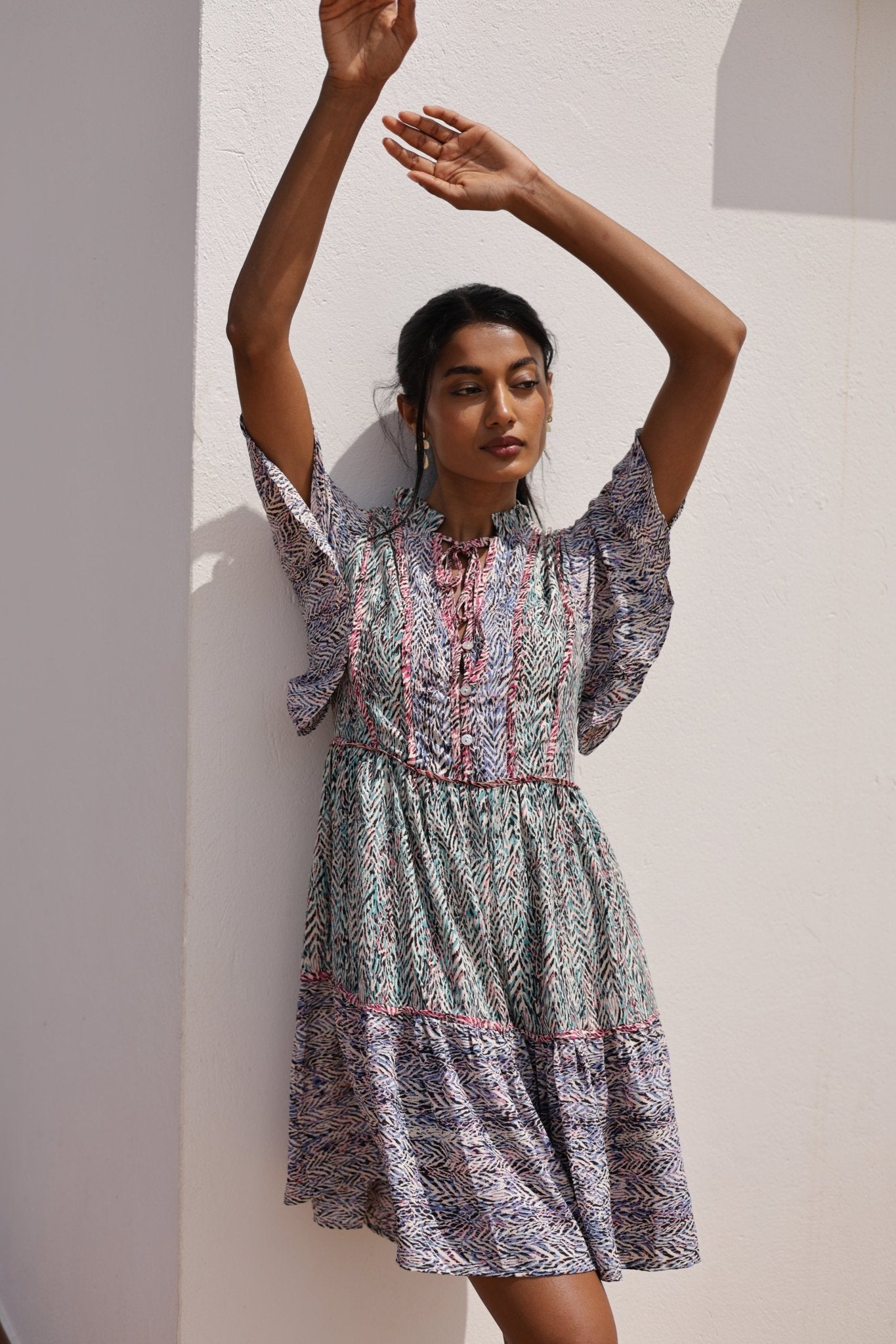 Luftiges Damen Midikleid mit Muster und Volantärmeln - Blossom Hair & Fashion