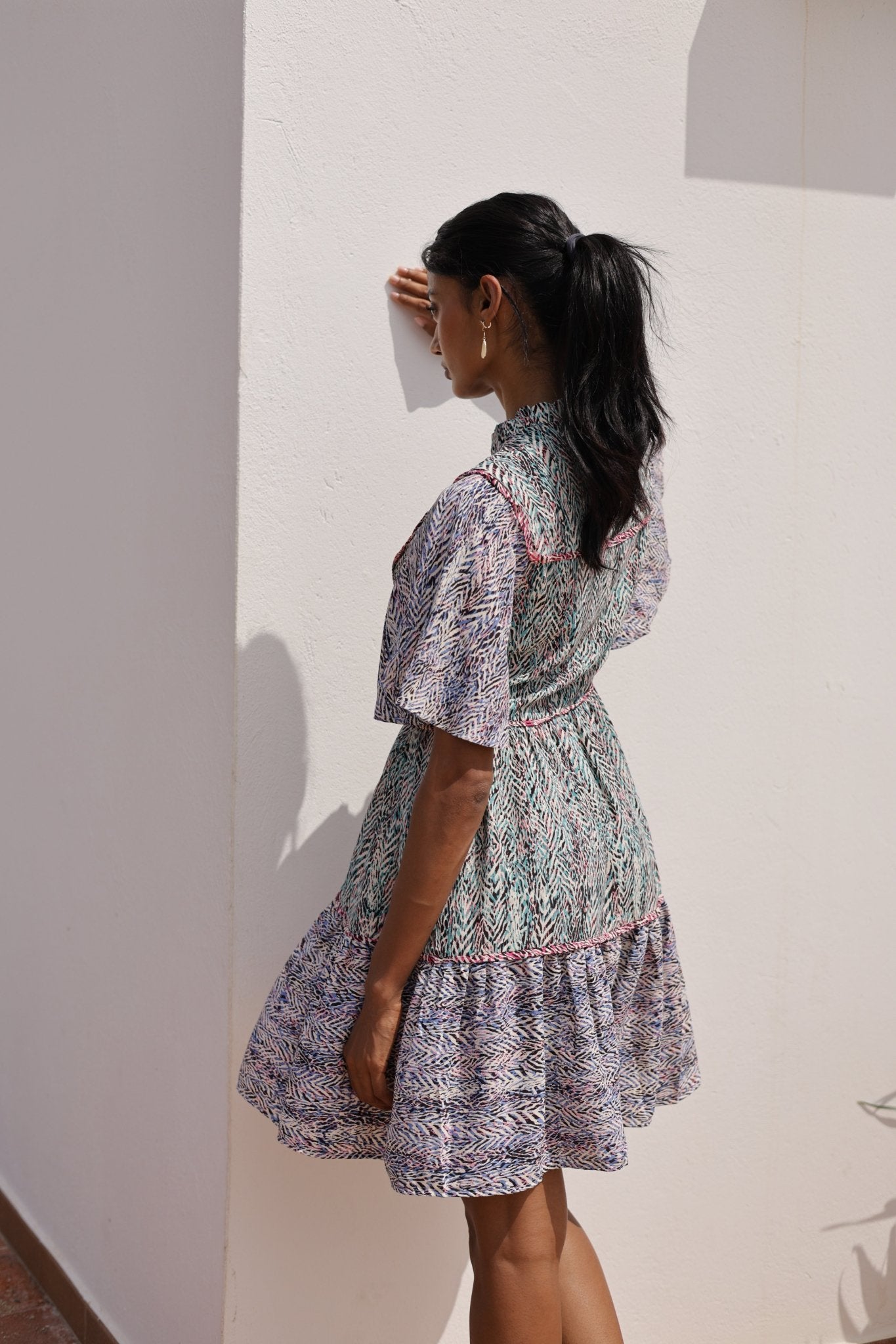 Luftiges Damen Midikleid mit Muster und Volantärmeln - Blossom Hair & Fashion