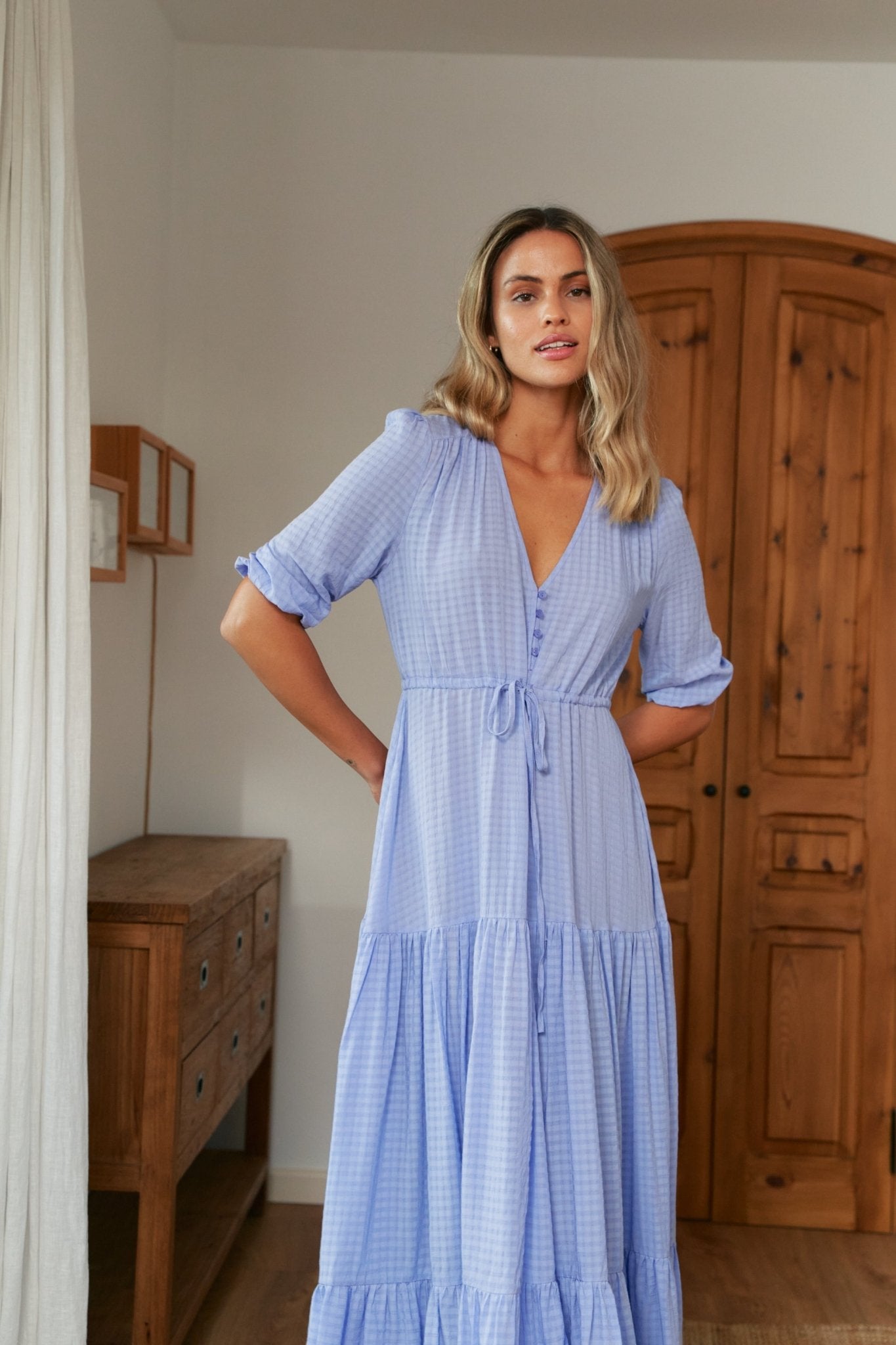 Luftiges Maxikleid in Flieder mit V - Ausschnitt und Schlitz - Blossom Hair & Fashion