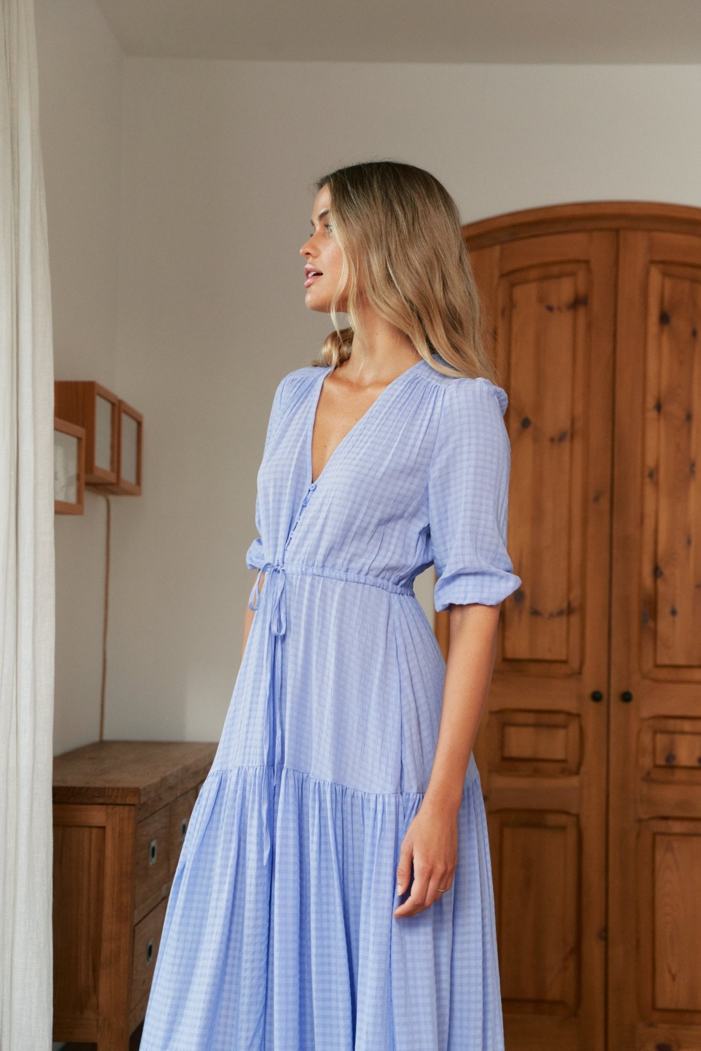 Luftiges Maxikleid in Flieder mit V - Ausschnitt und Schlitz - Blossom Hair & Fashion