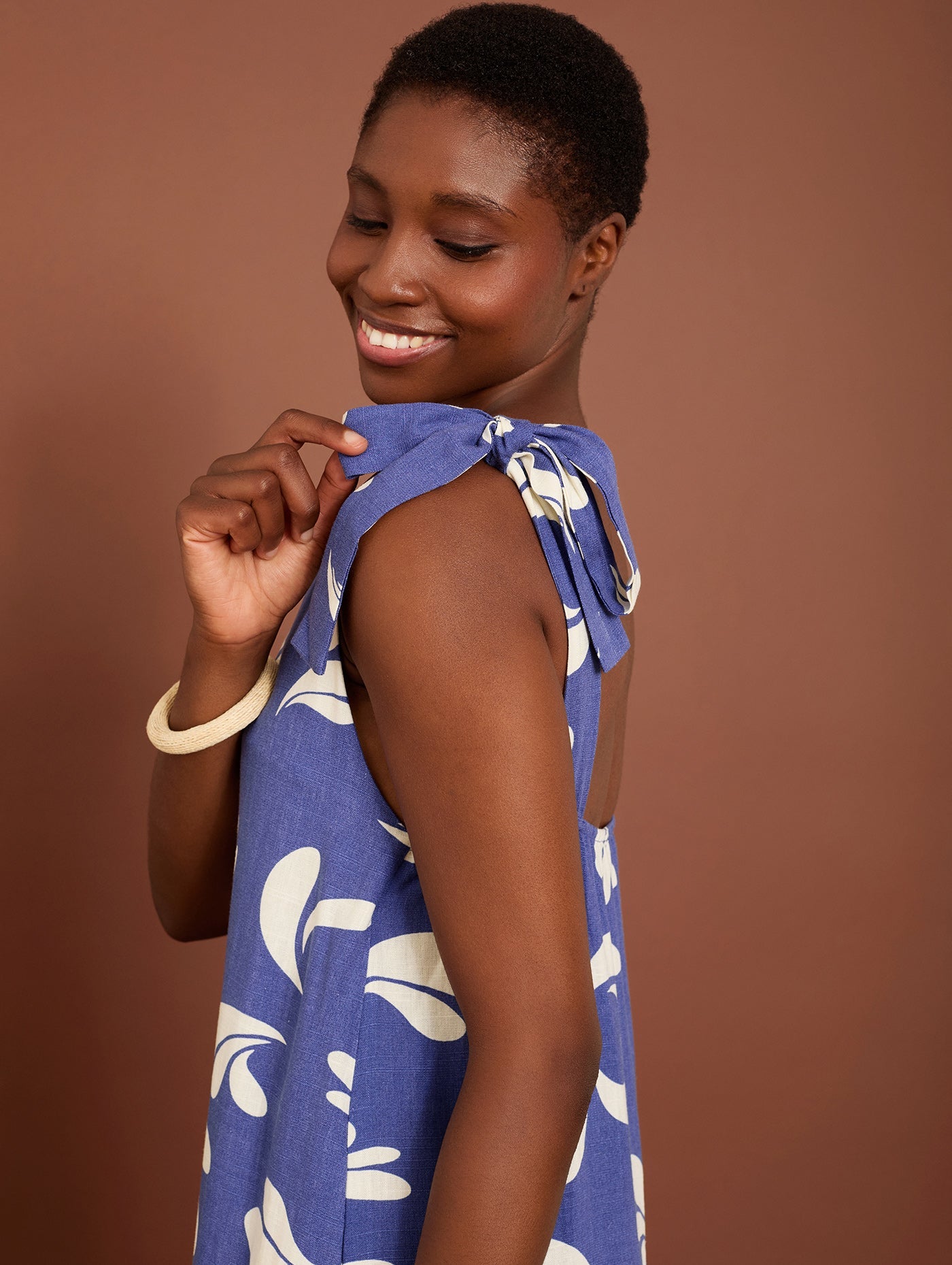 Luftiges Sommerkleid mit Schleifendetails aus Viskose & Leinen - Blossom Hair & Fashion