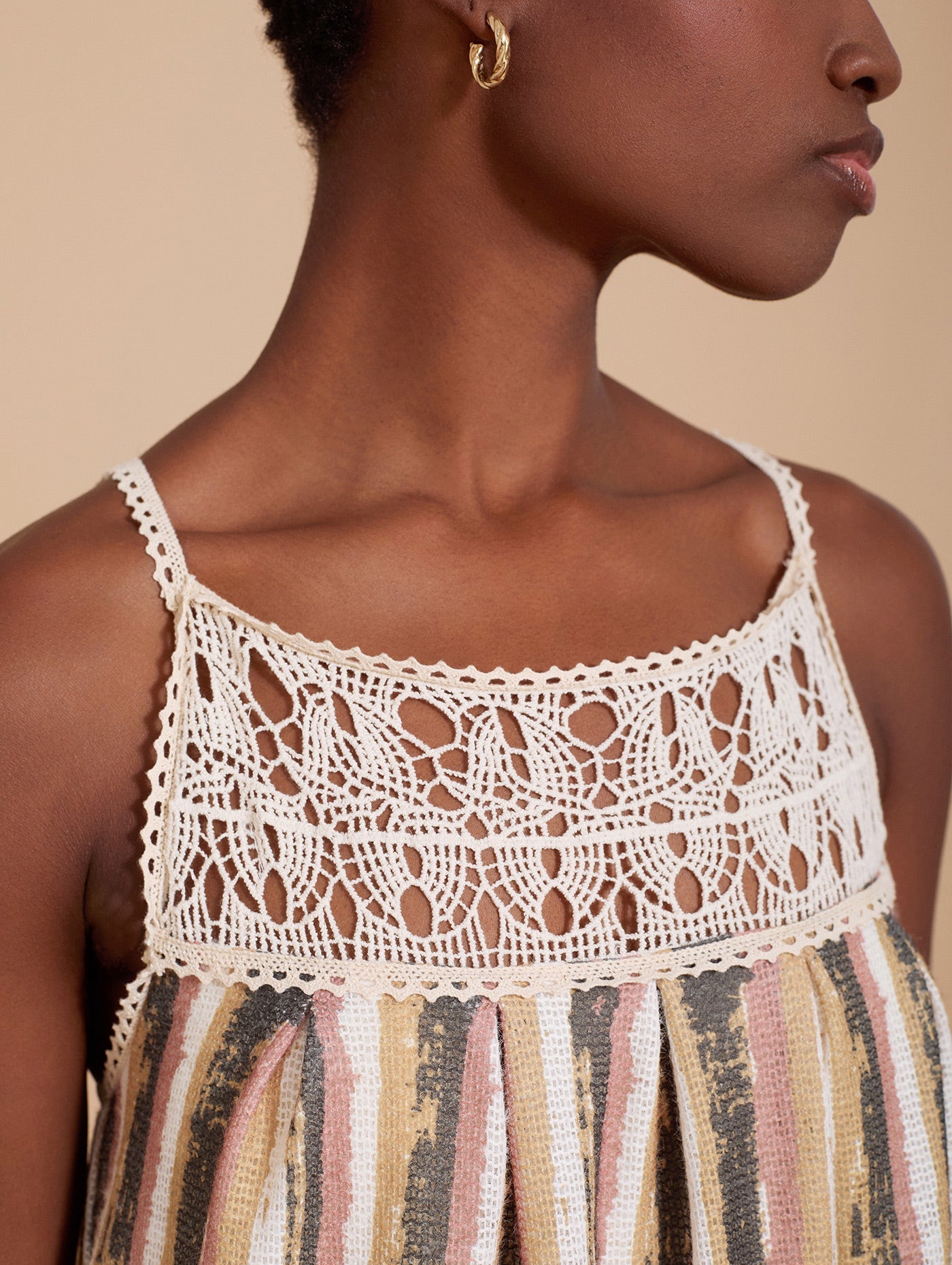 Luftiges Sommerkleid mit Streifenmuster und Häkel - Detail - Blossom Hair & Fashion