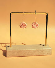 Mare 18k Vergoldete Creolen mit Muschel - Anhänger in Rosa - Blossom Hair & Fashion