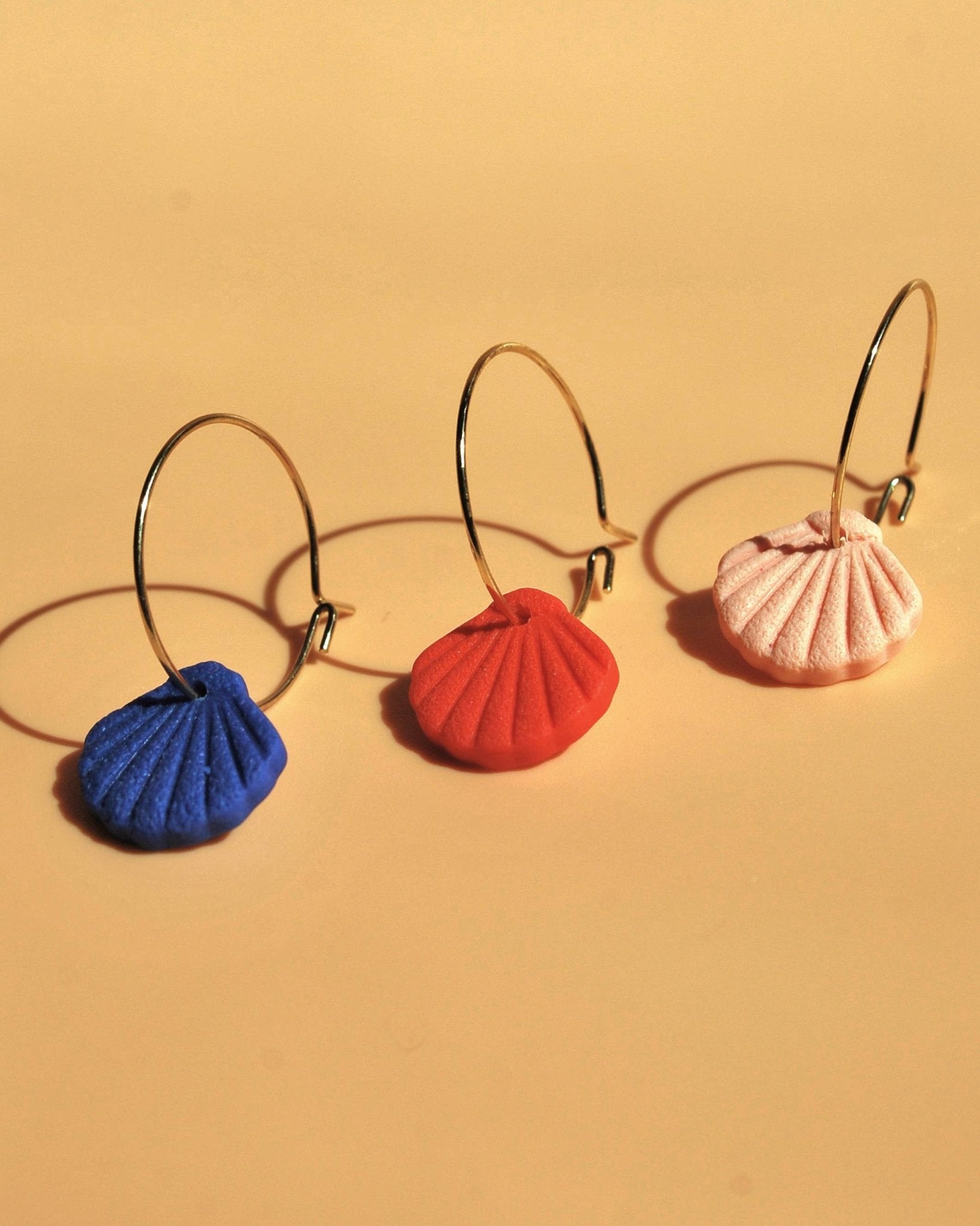 Mare 18k Vergoldete Creolen mit Muschel - Anhänger in Rosa - Blossom Hair & Fashion
