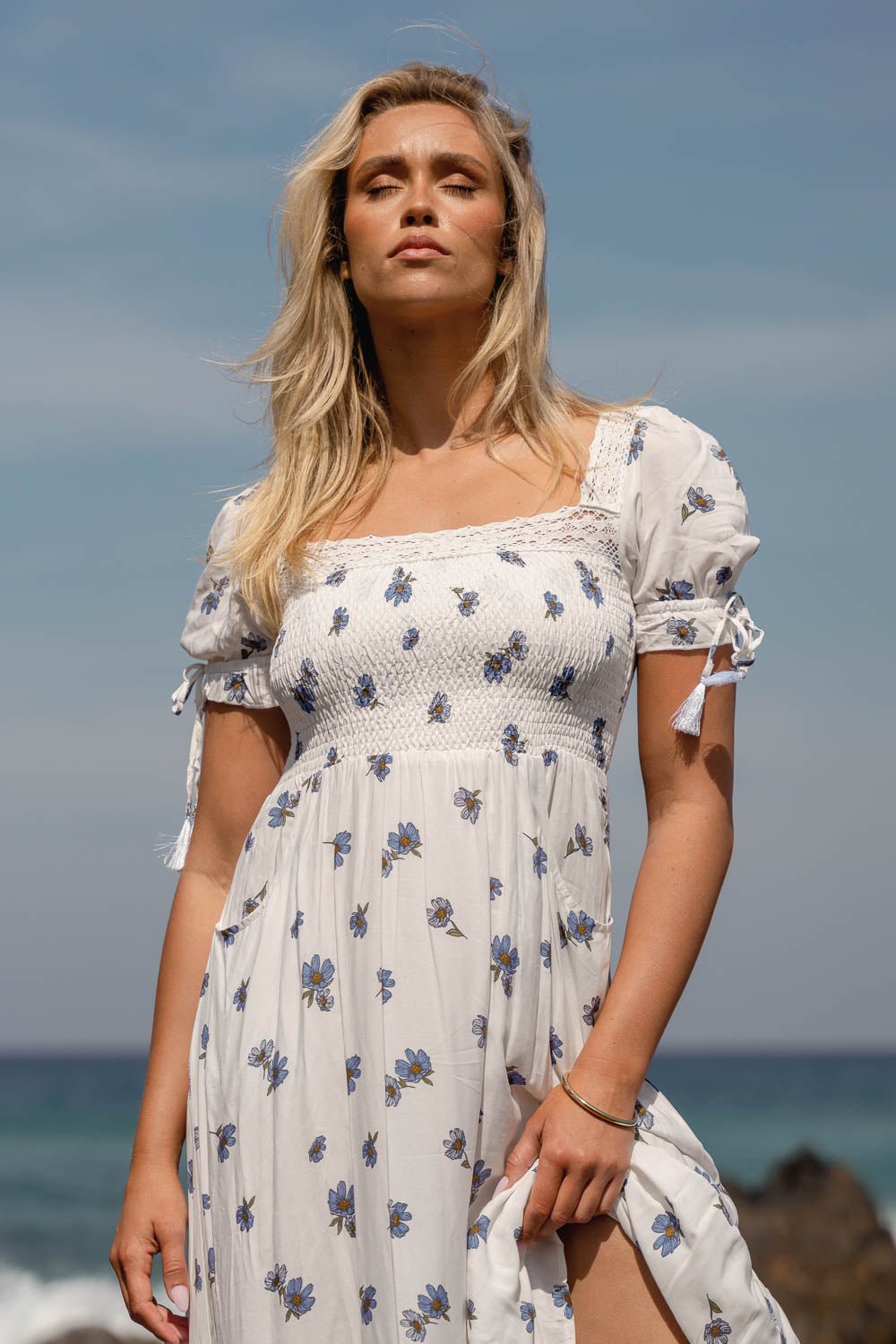 Maxikleid Bloom mit Blumenmuster und V - Ausschnitt - Blossom Hair & Fashion