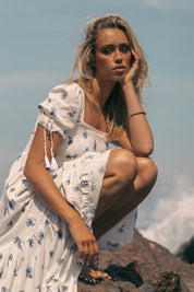 Maxikleid Bloom mit Blumenmuster und V - Ausschnitt - Blossom Hair & Fashion