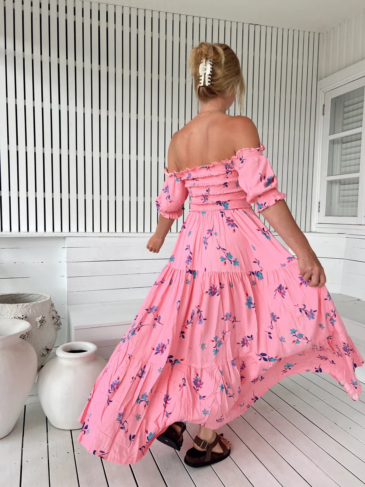Maxikleid in Pink mit floraler Note - Blossom Hair & Fashion
