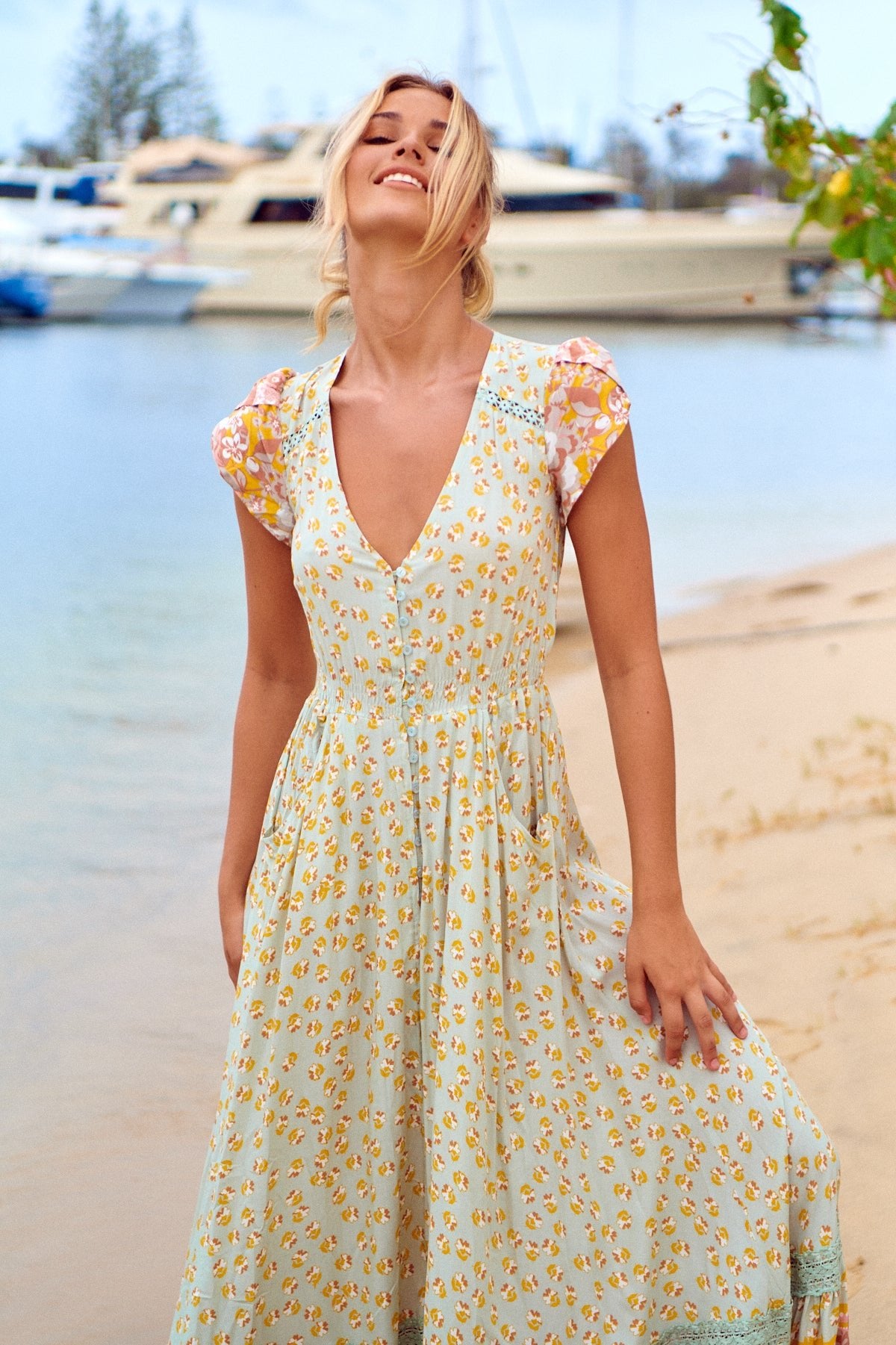 Maxikleid Maisha mit Blumenmuster und V - Ausschnitt - Blossom Hair & Fashion
