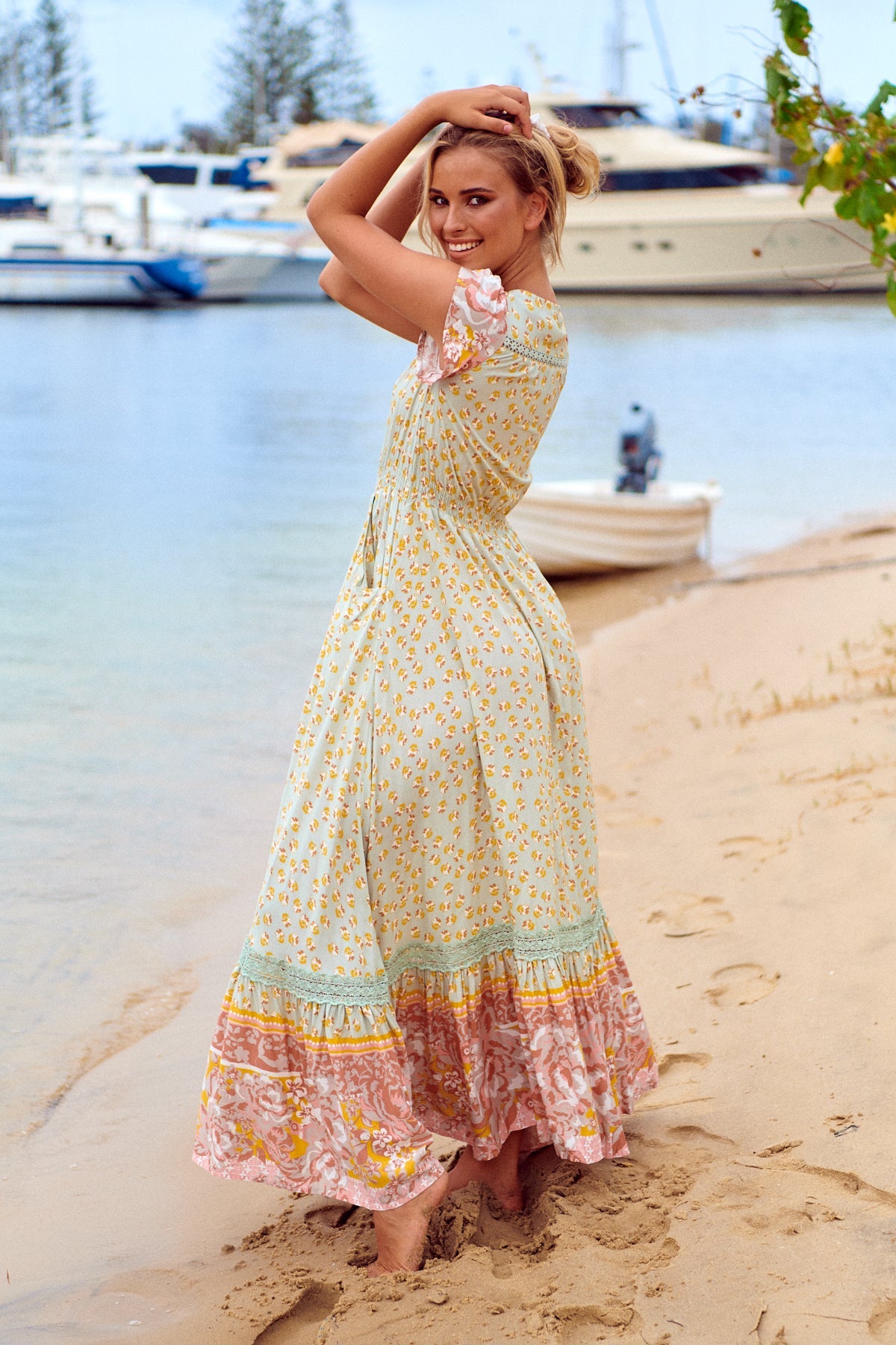Maxikleid Maisha mit Blumenmuster und V - Ausschnitt - Blossom Hair & Fashion