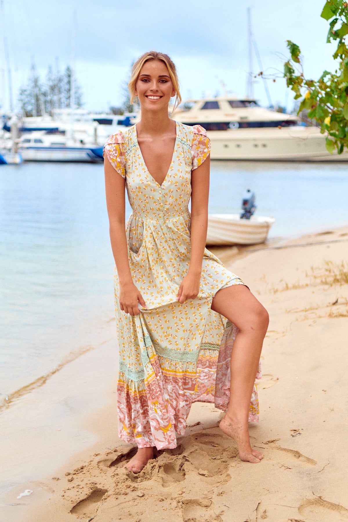 Maxikleid Maisha mit Blumenmuster und V - Ausschnitt - Blossom Hair & Fashion