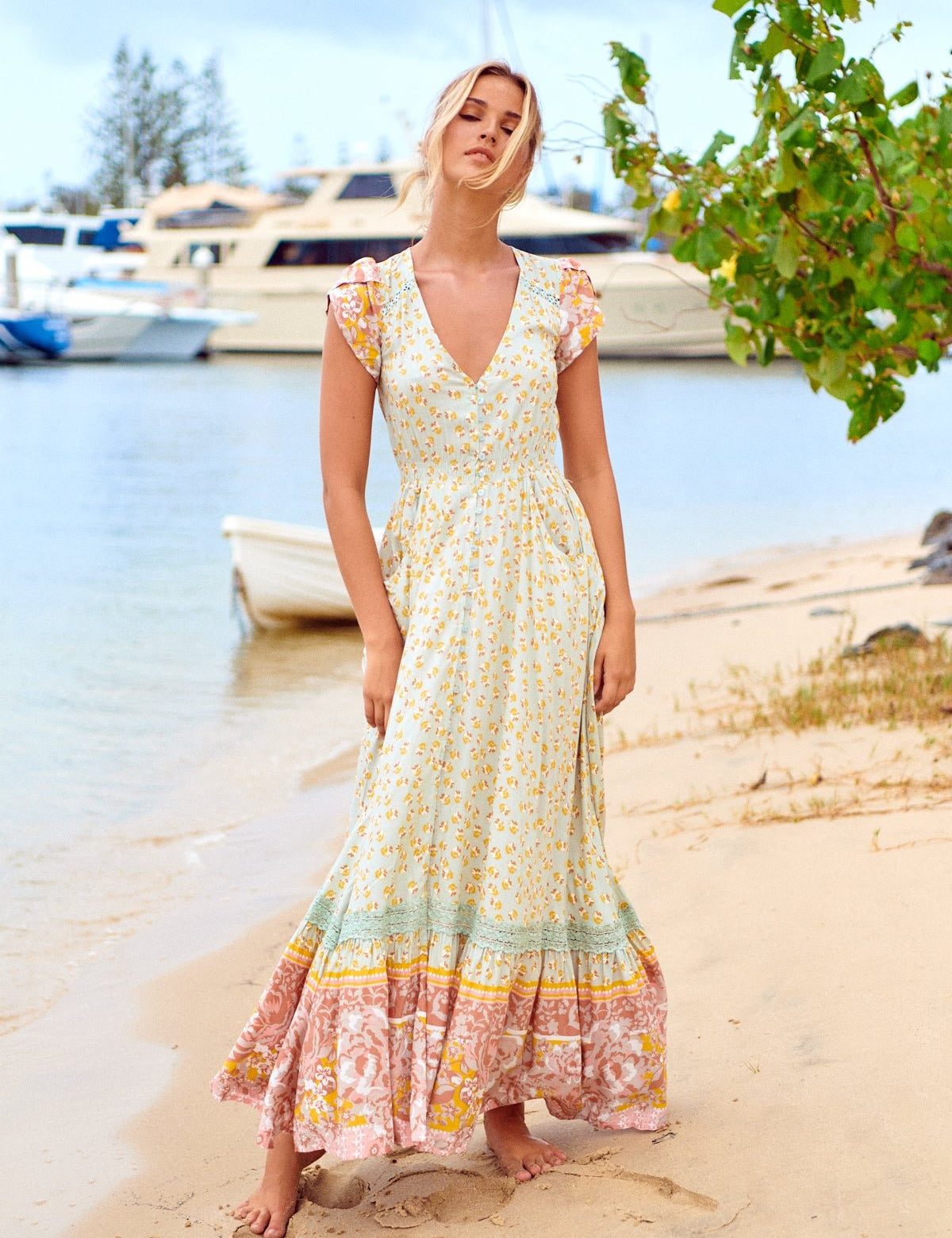 Maxikleid Maisha mit Blumenmuster und V - Ausschnitt - Blossom Hair & Fashion