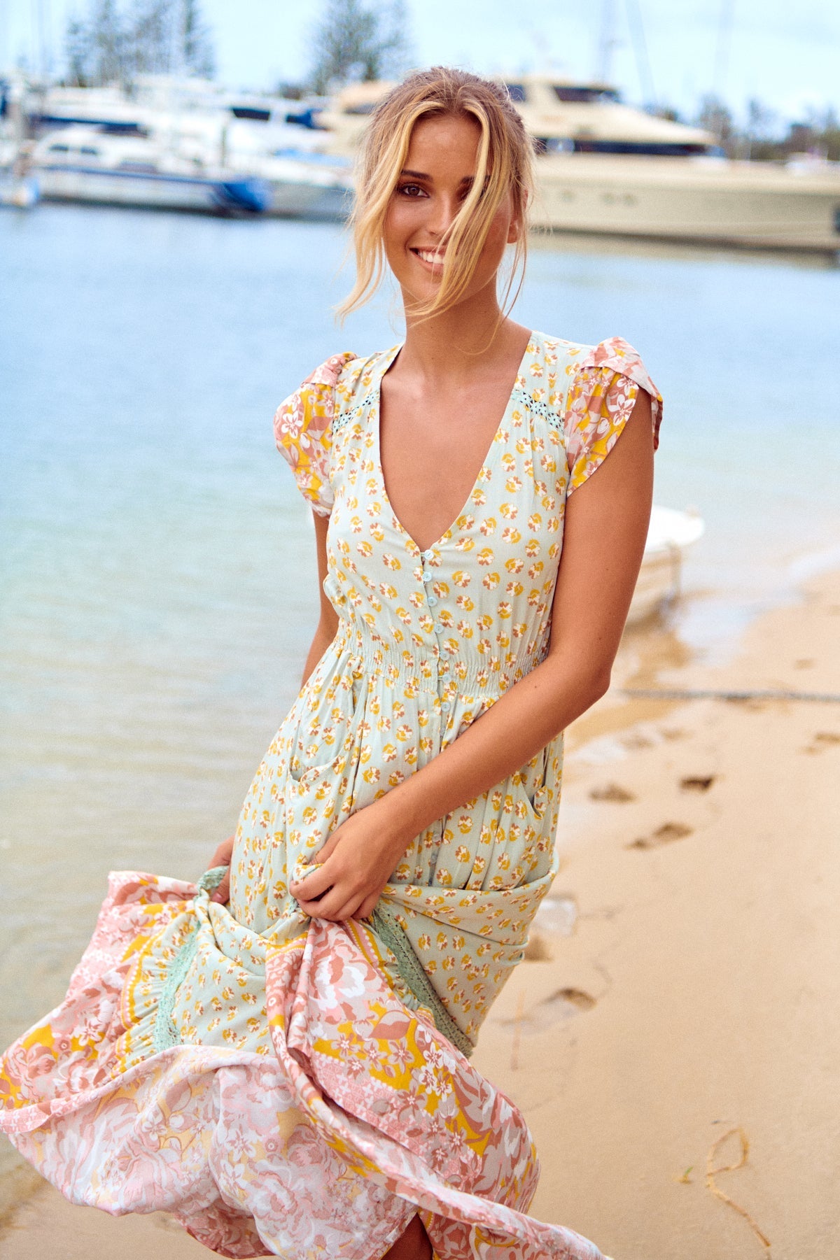 Maxikleid Maisha mit Blumenmuster und V - Ausschnitt - Blossom Hair & Fashion