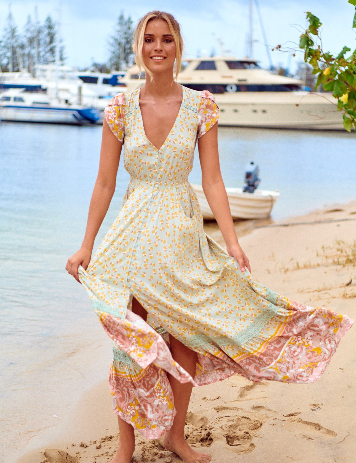 Maxikleid Maisha mit Blumenmuster und V - Ausschnitt - Blossom Hair & Fashion