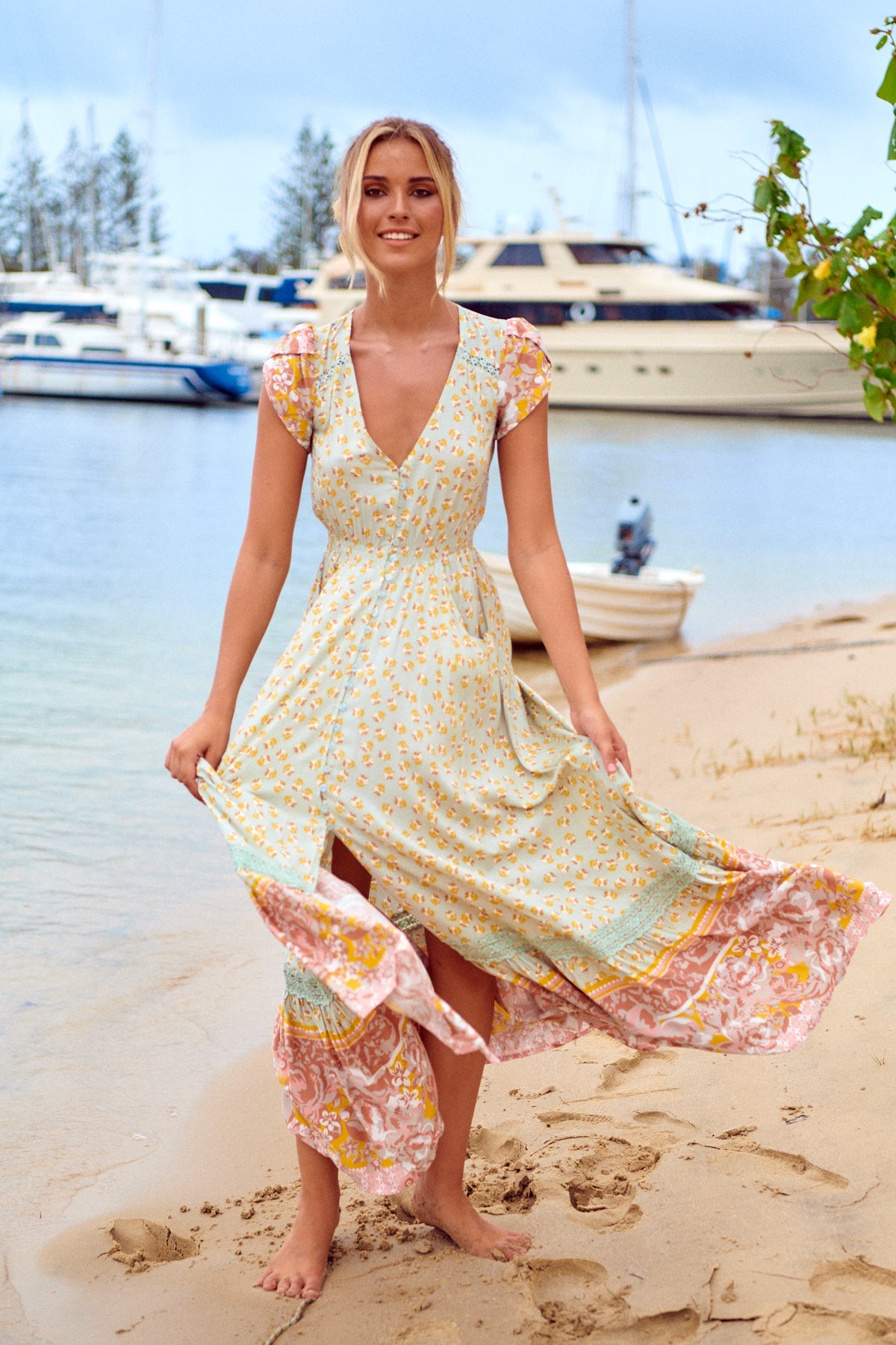 Maxikleid Maisha mit Blumenmuster und V - Ausschnitt - Blossom Hair & Fashion