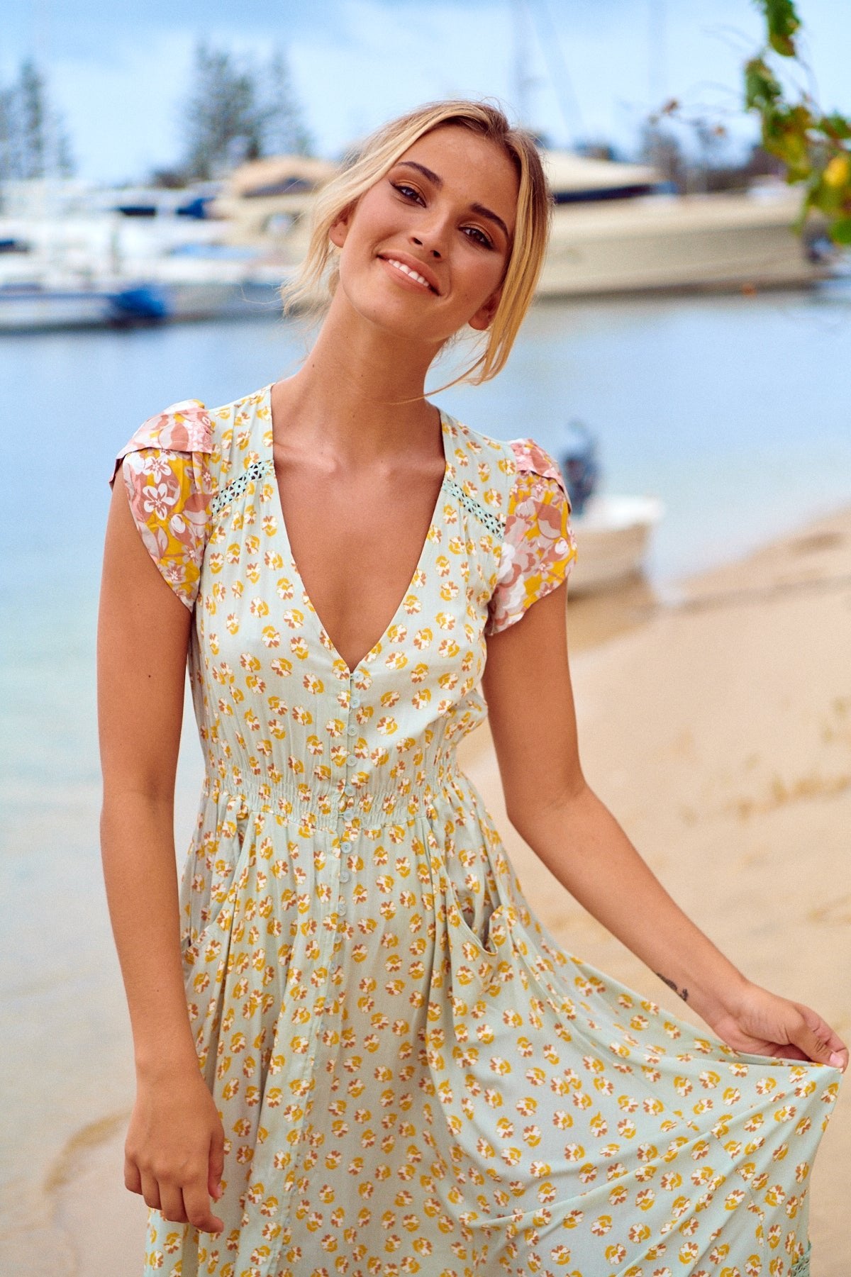 Maxikleid Maisha mit Blumenmuster und V - Ausschnitt - Blossom Hair & Fashion