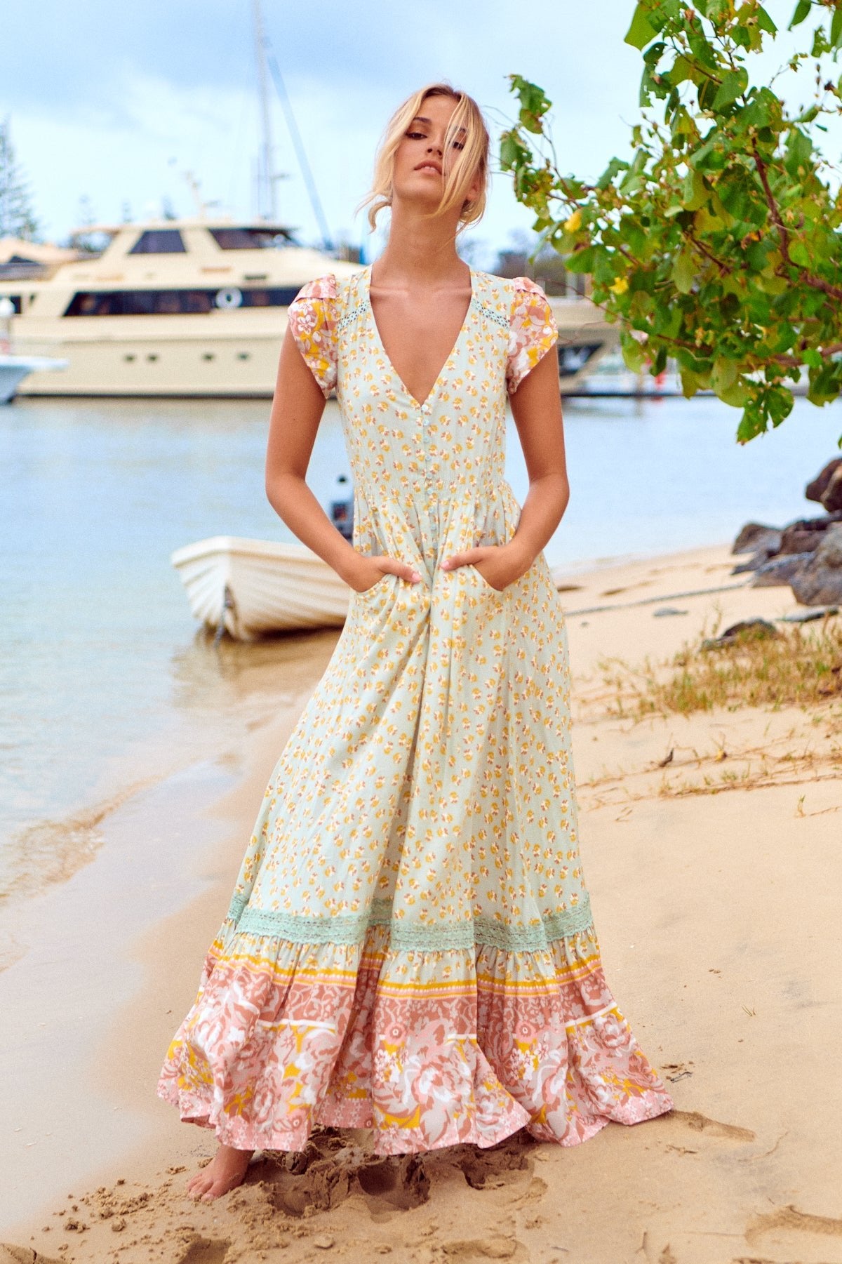 Maxikleid Maisha mit Blumenmuster und V - Ausschnitt - Blossom Hair & Fashion