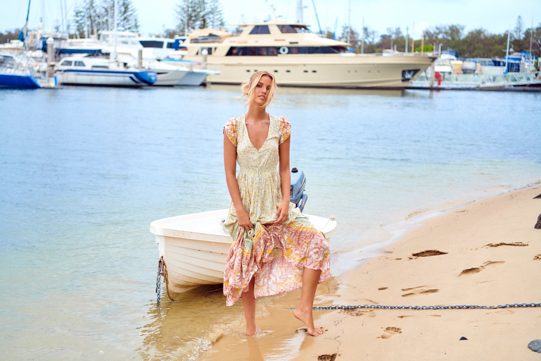 Maxikleid Maisha mit Blumenmuster und V - Ausschnitt - Blossom Hair & Fashion