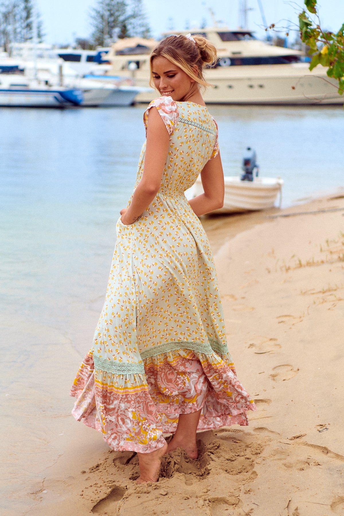 Maxikleid Maisha mit Blumenmuster und V - Ausschnitt - Blossom Hair & Fashion