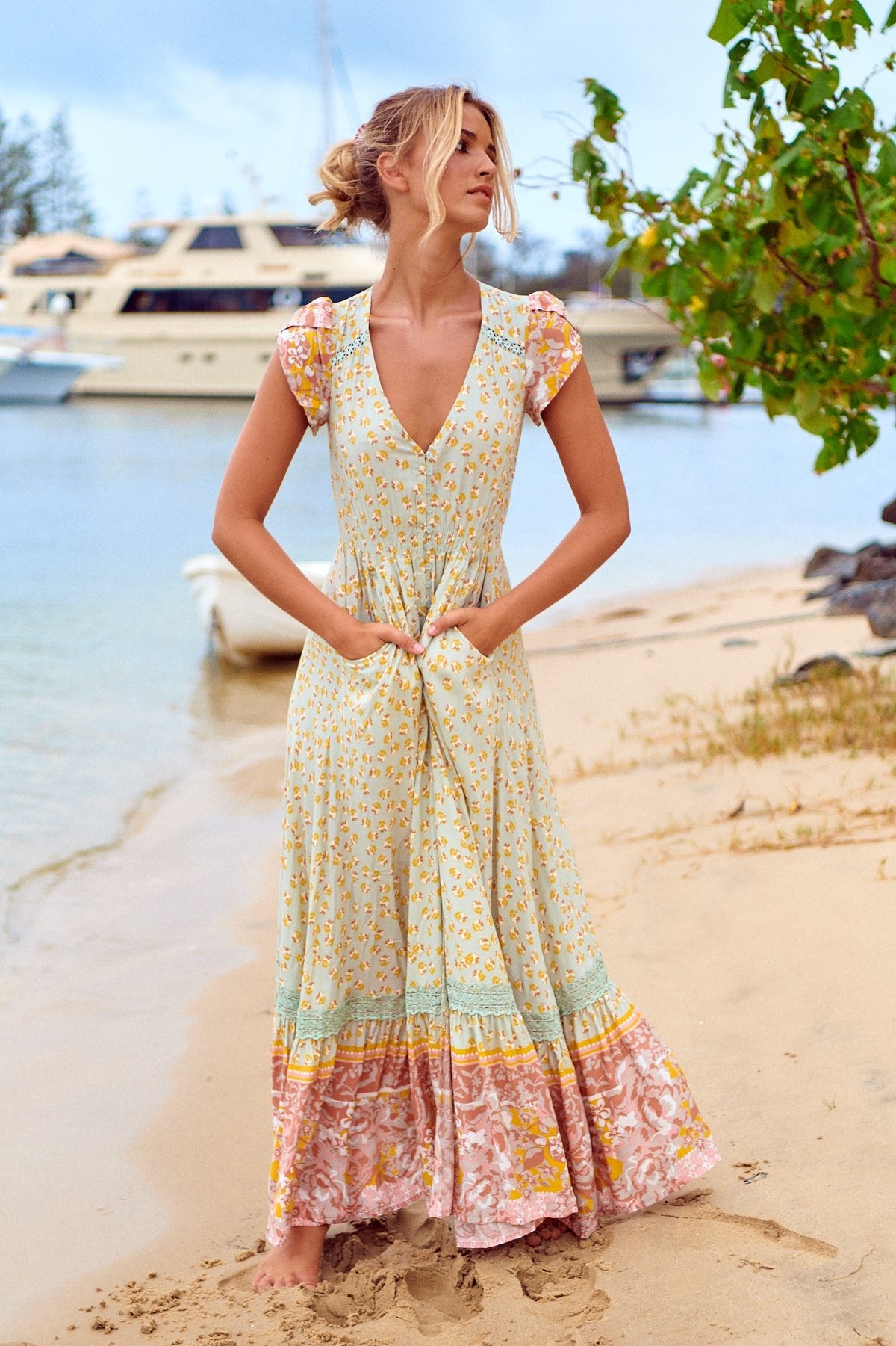Maxikleid Maisha mit Blumenmuster und V - Ausschnitt - Blossom Hair & Fashion