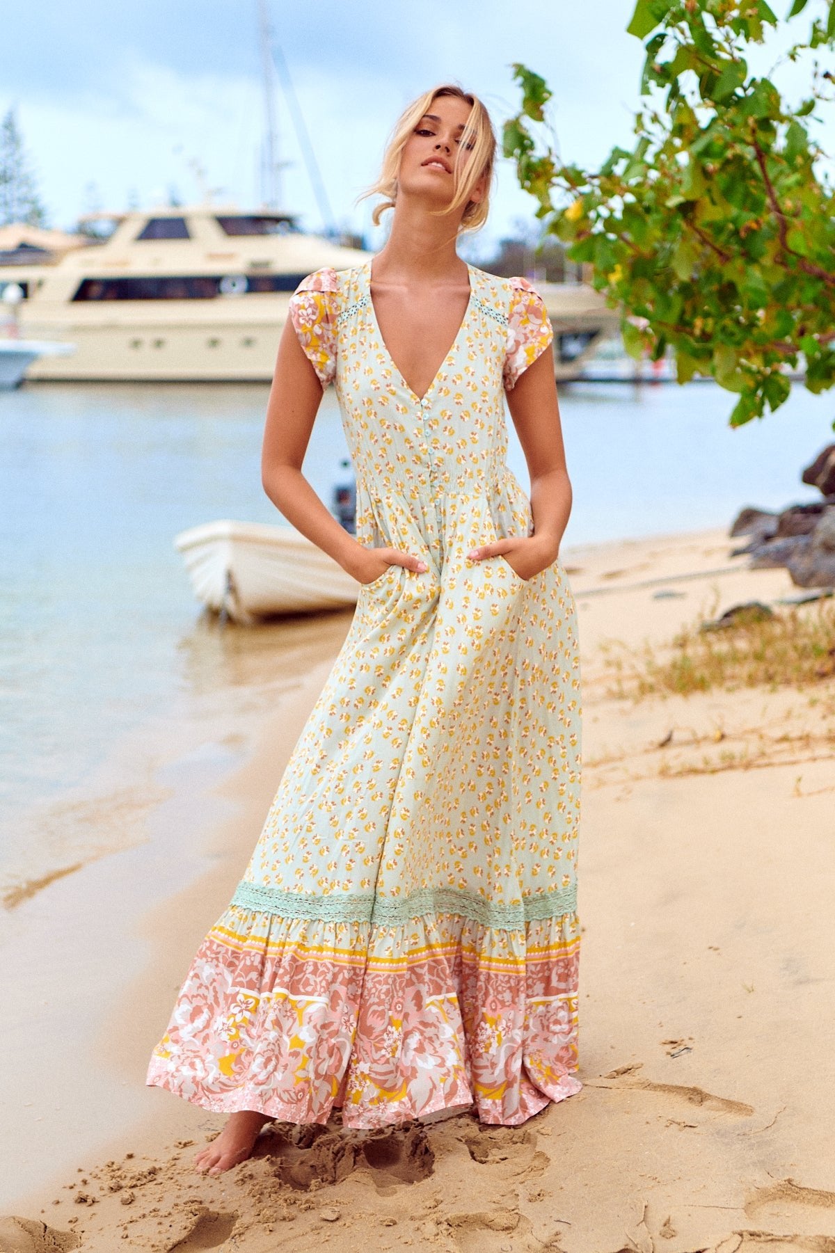 Maxikleid Maisha mit Blumenmuster und V - Ausschnitt - Blossom Hair & Fashion