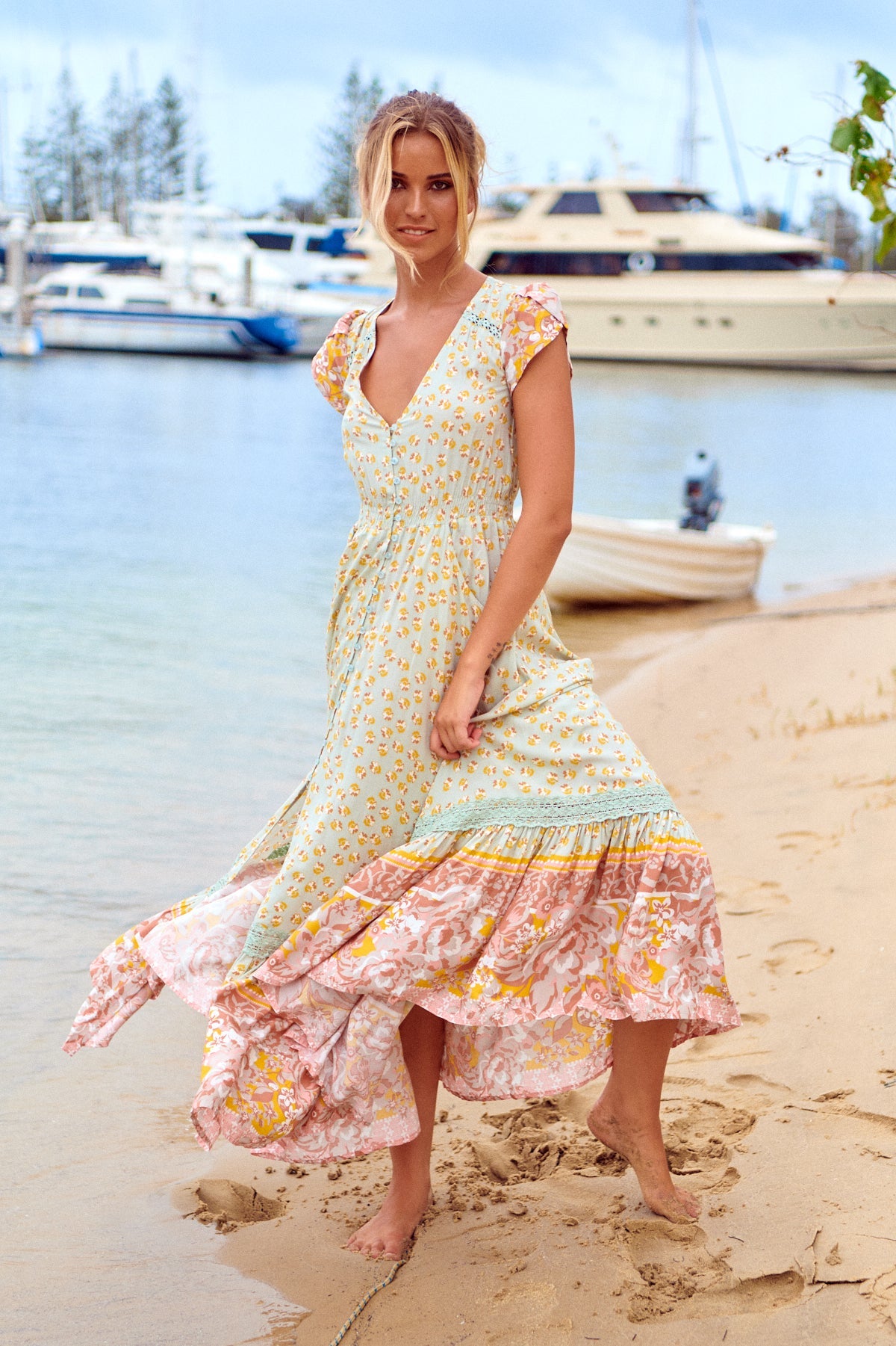 Maxikleid Maisha mit Blumenmuster und V - Ausschnitt - Blossom Hair & Fashion