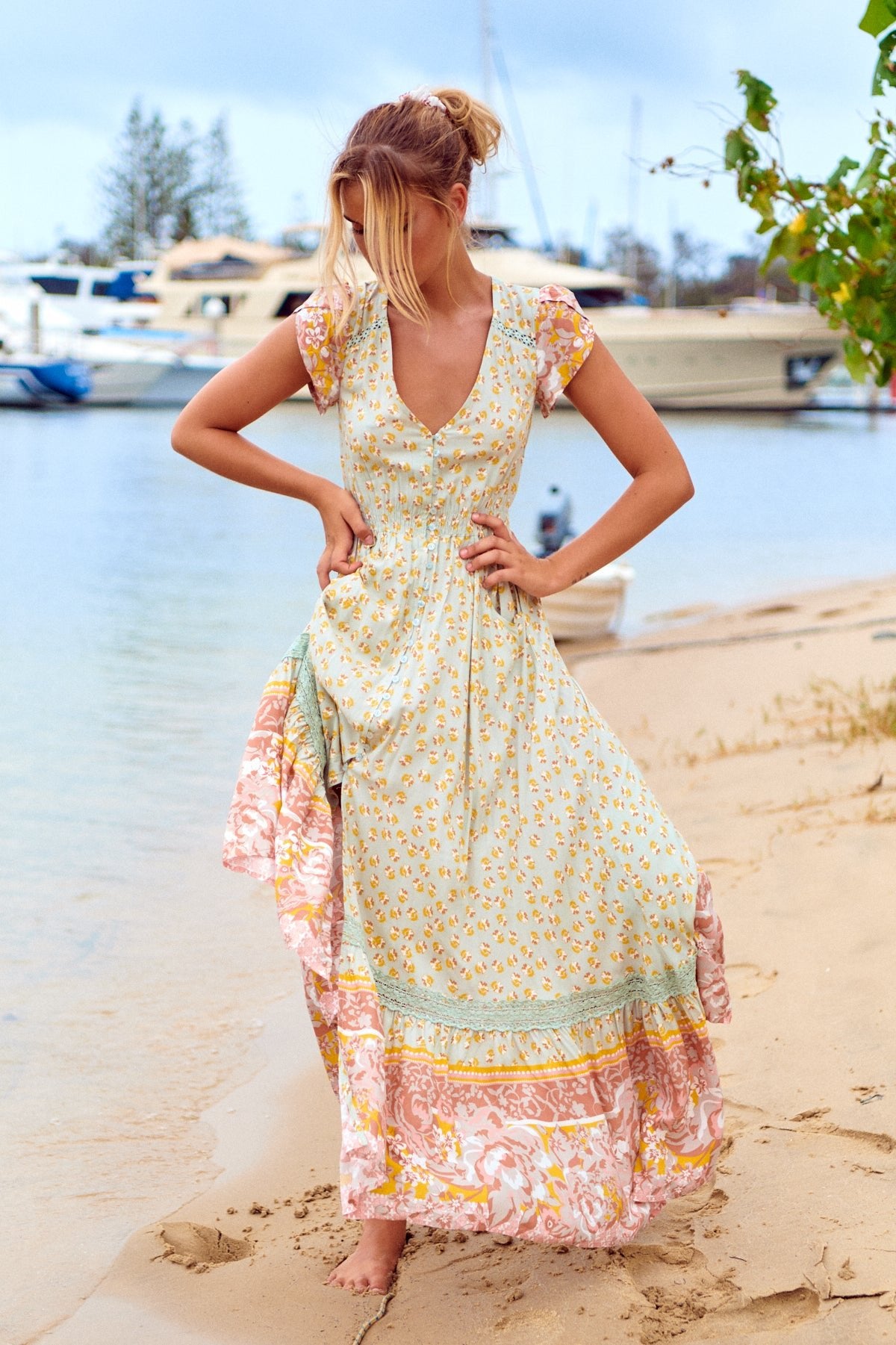Maxikleid Maisha mit Blumenmuster und V - Ausschnitt - Blossom Hair & Fashion