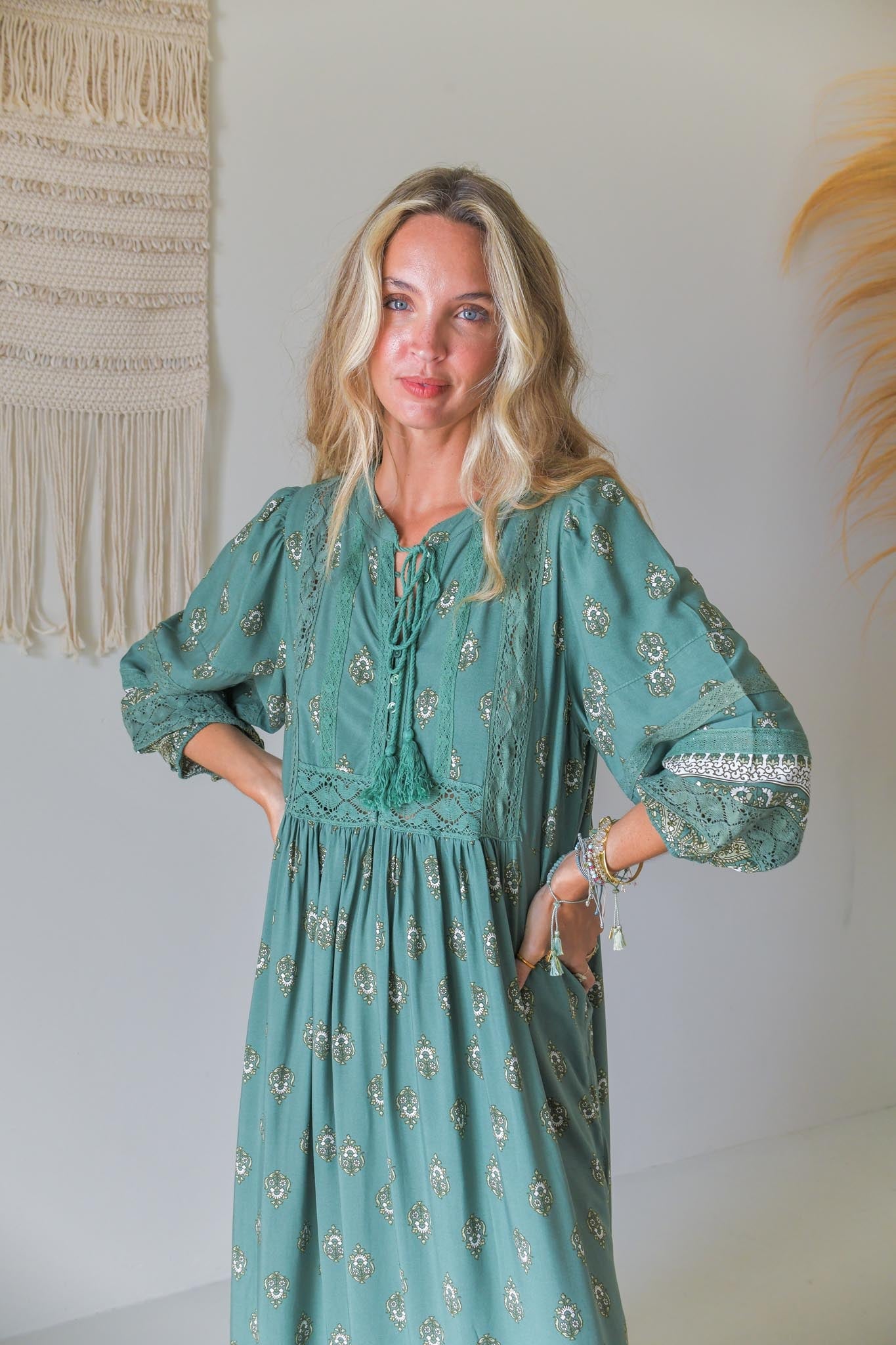 Maxikleid mit Bindeausschnitt in Grün - Blossom Hair & Fashion