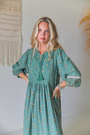 Maxikleid mit Bindeausschnitt in Grün - Blossom Hair & Fashion