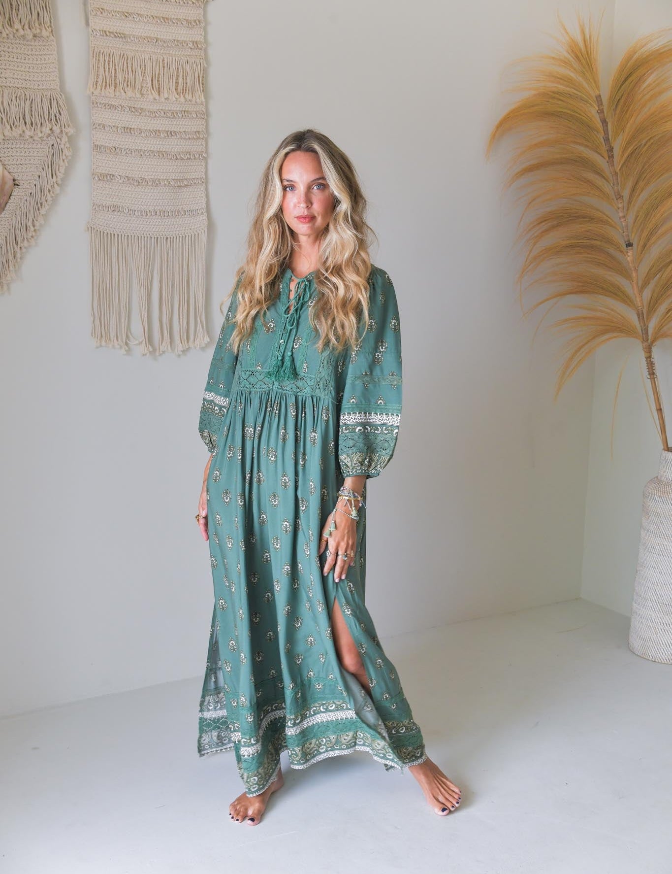 Maxikleid mit Bindeausschnitt in Grün - Blossom Hair & Fashion